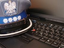 Policja chwyta pirat�w z Filmowisko.net